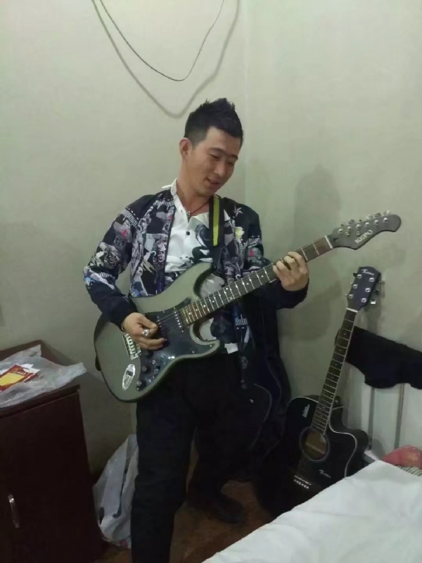 小吉他的第一张照片--菏泽相亲服务中心