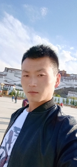 阳光下的小草的第一张照片--菏泽相亲服务中心