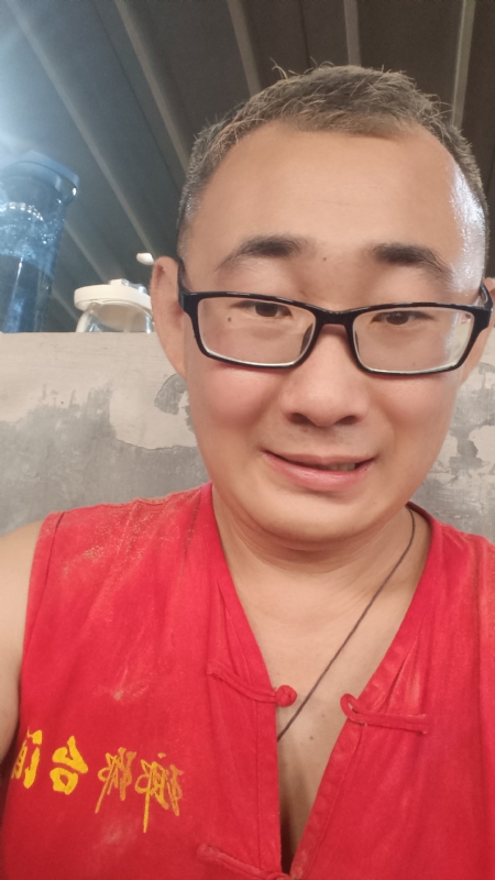 黑黑一笑的第二张照片--菏泽相亲服务中心