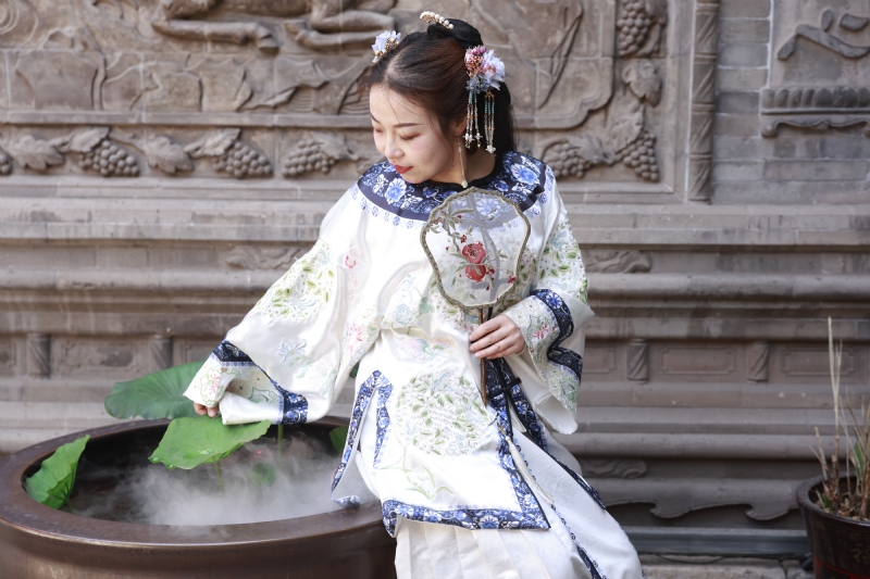 认真的雪的第一张照片--菏泽相亲服务中心